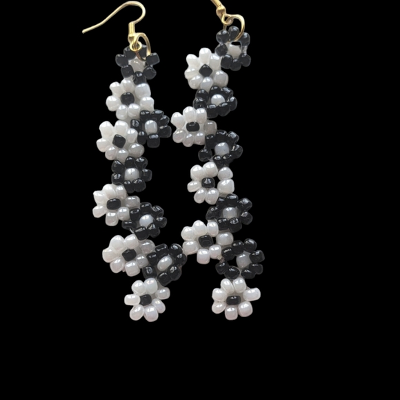 *🌹3/25🌹New* White and Black Flower  Beaded Earrings - Picture 7 of 11